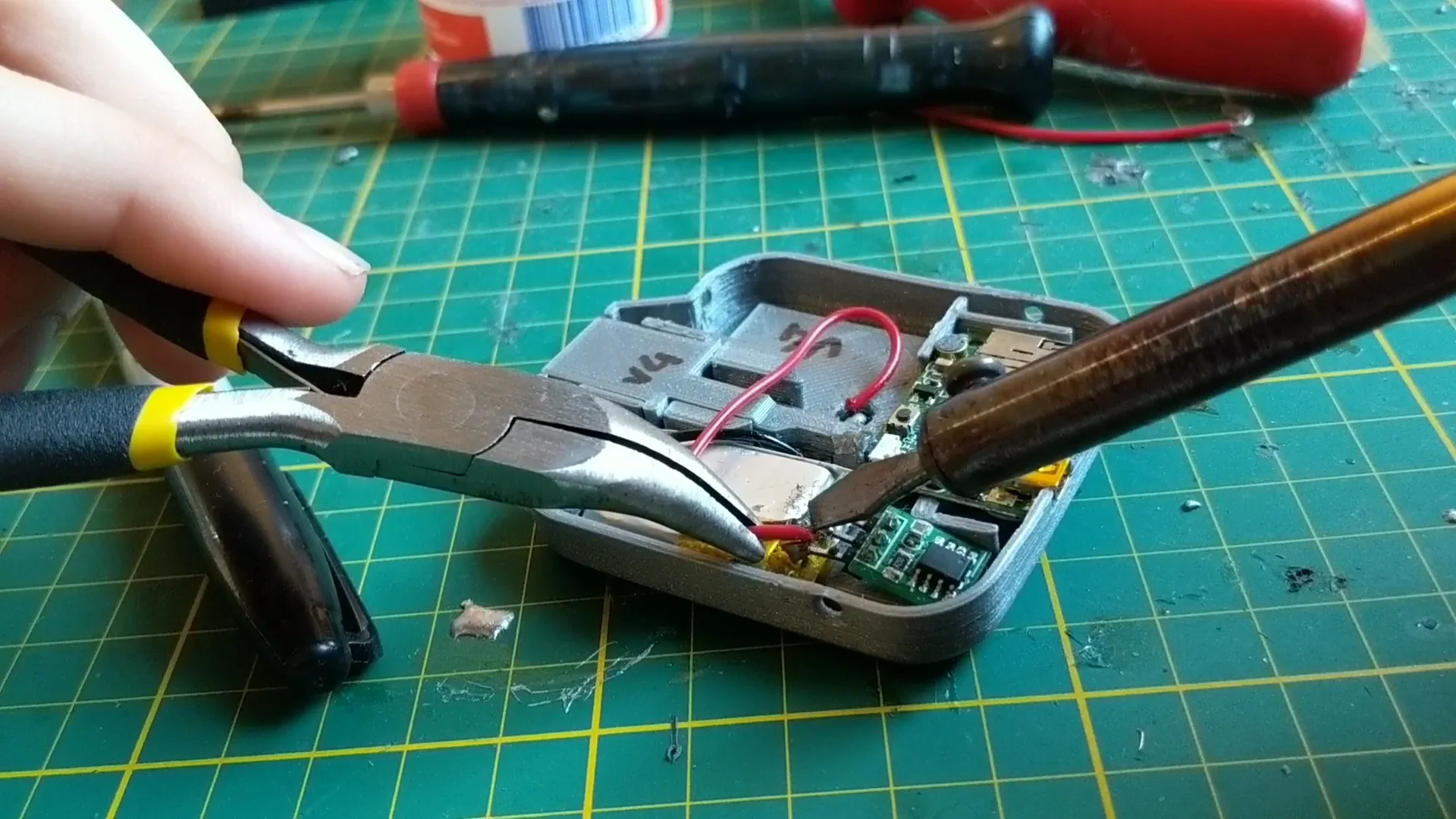 The small-scale assembly setup