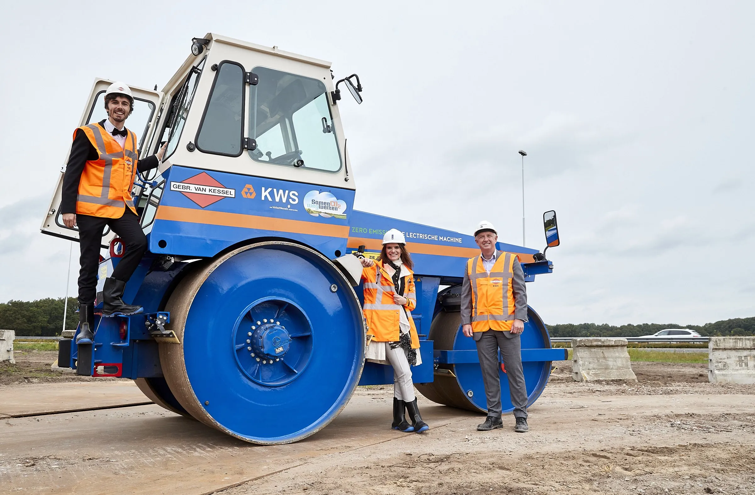 On the electric road roller that started the work