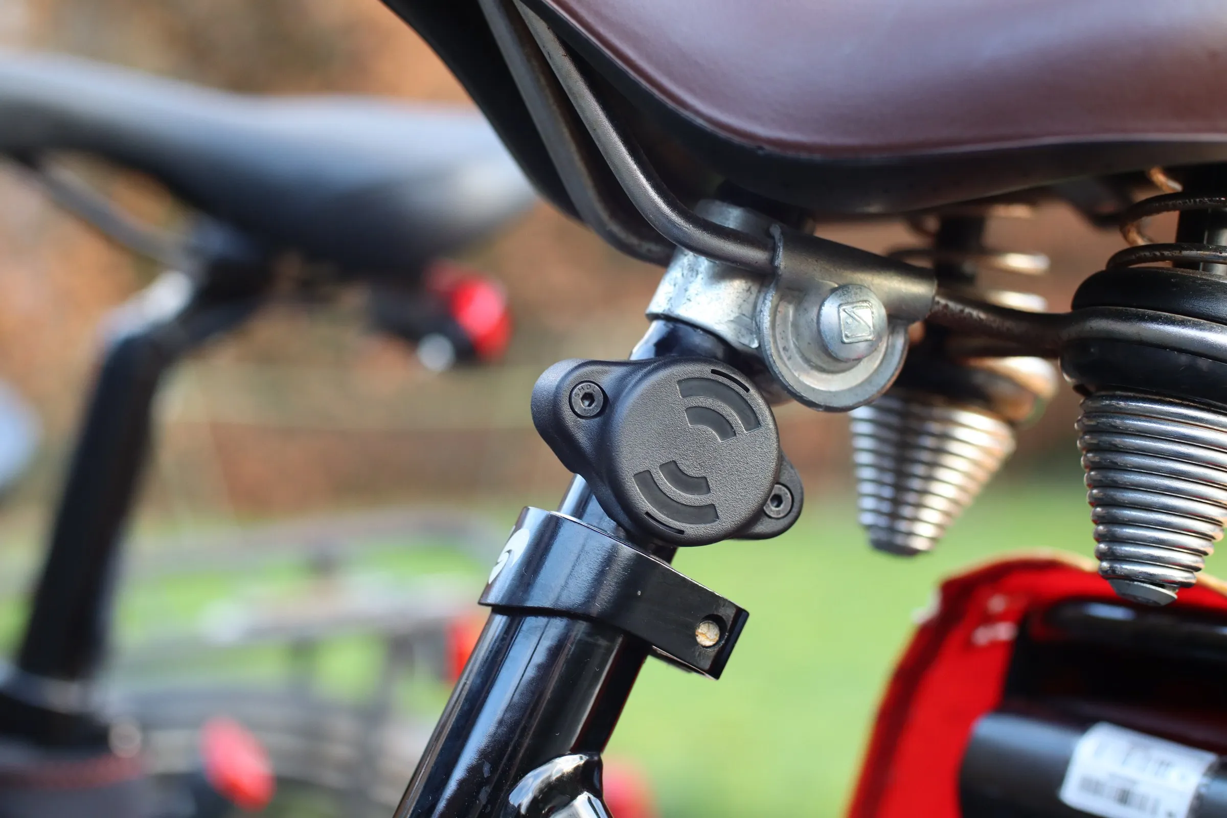 The mount under a saddle, with the AirTag tucked inside
