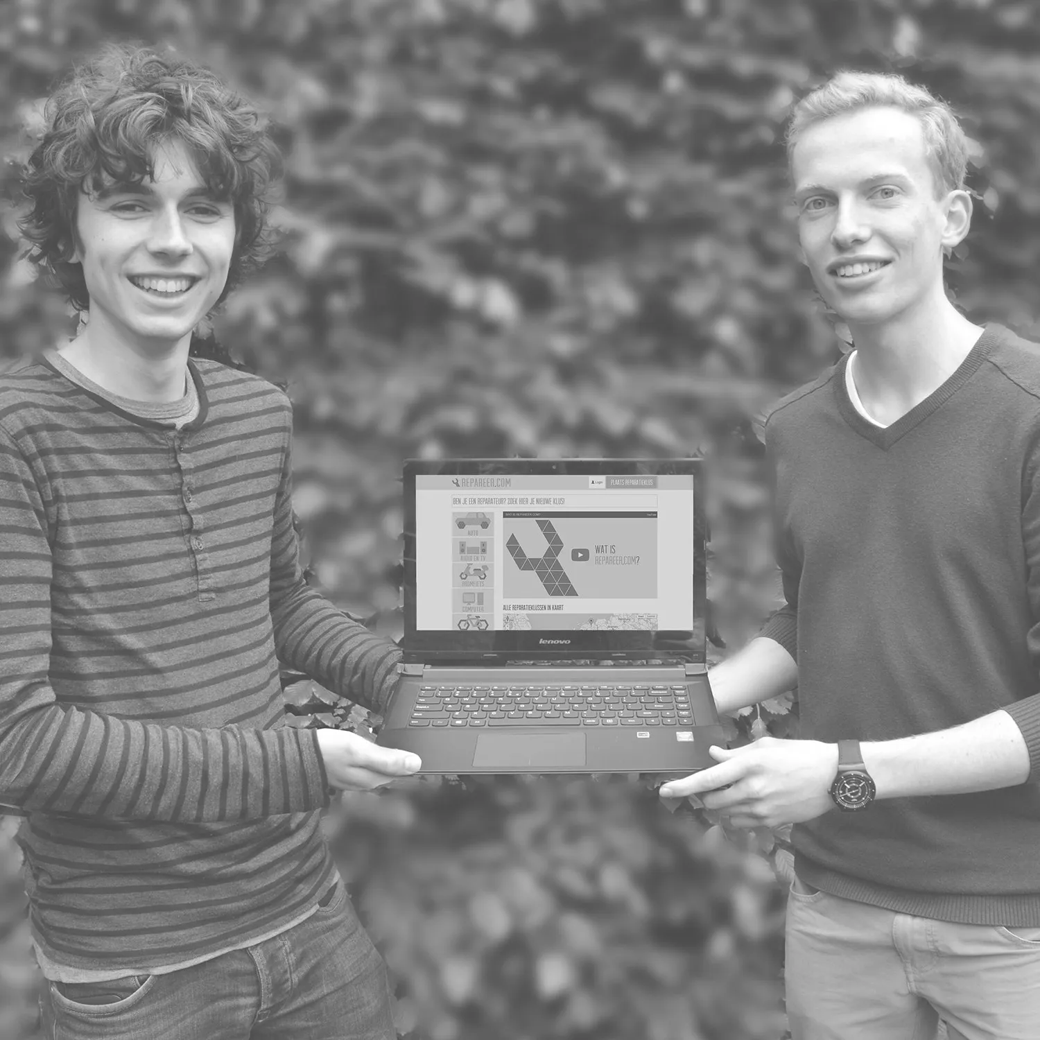 Nyckle and Thijs Schippers holding a laptop with Repareer.com
