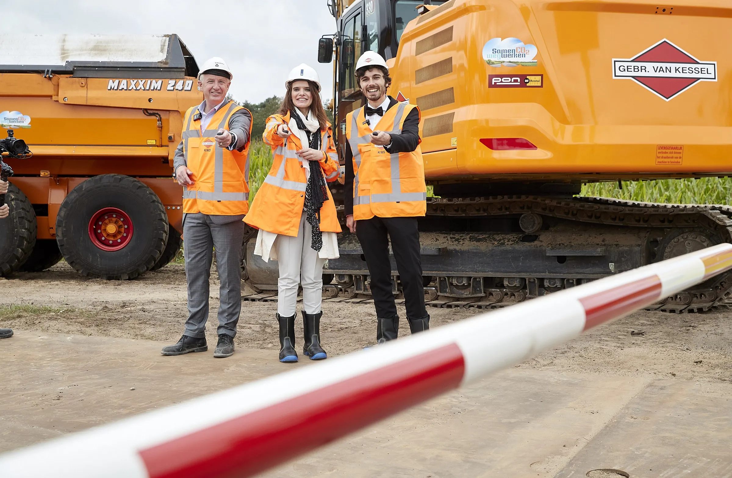Cees de Wijs, Minister Barbara Visser and me at the start of construction